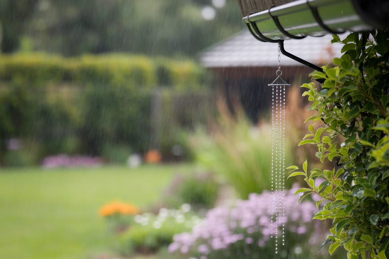 chaine-pluie-gouttes-gouttiere-jardin