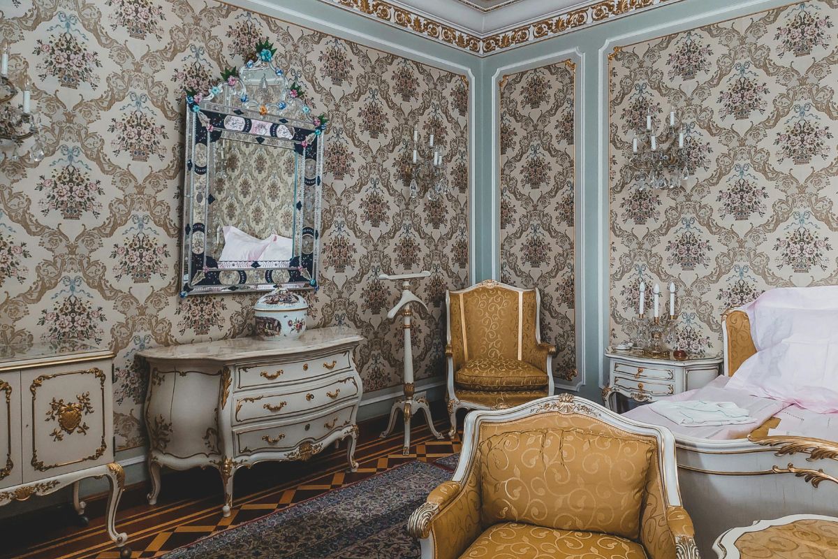 La tendance du papier peint toile de jouy pour votre chambre