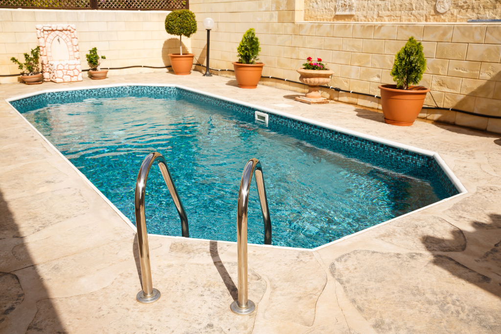 Piscine coque ou maçonnée : comment réussir l'aménagement de son extérieur
